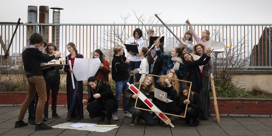 leerlingen op het speelplaatsdak van de school leerlingen op het speelplaatsdak van de school